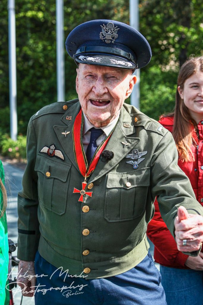 Colonel (Oberst) Gail Seymour „Hal“ Halvorsen mit Bundesverdienstkreuz - Luftbrücken-Veteran und Rosinenbomber-Pilot (†) Archivbild von 2019
